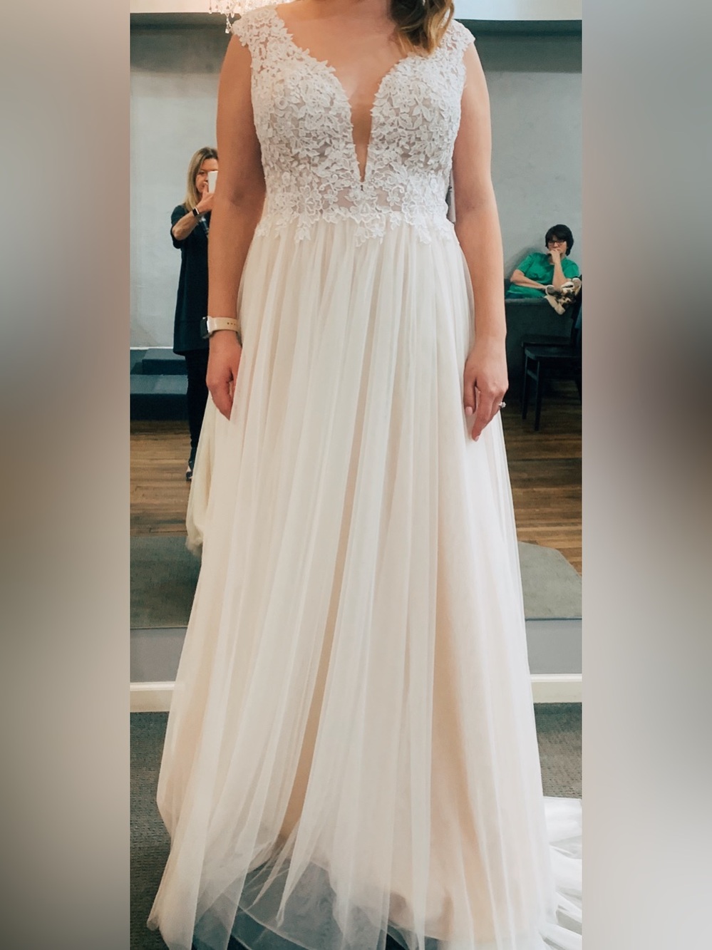 Elegant Lace Appliqué V-Neck Wedding Dress in Ivory